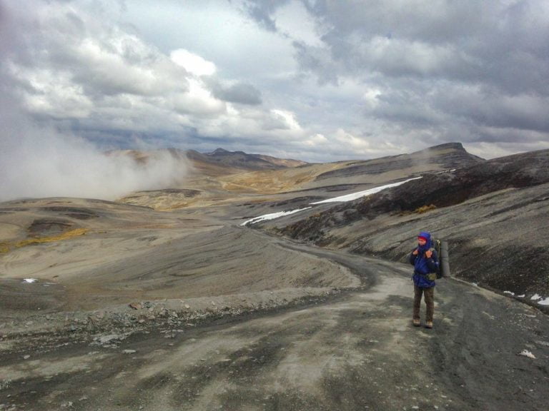 Турист на перевале в Боливии