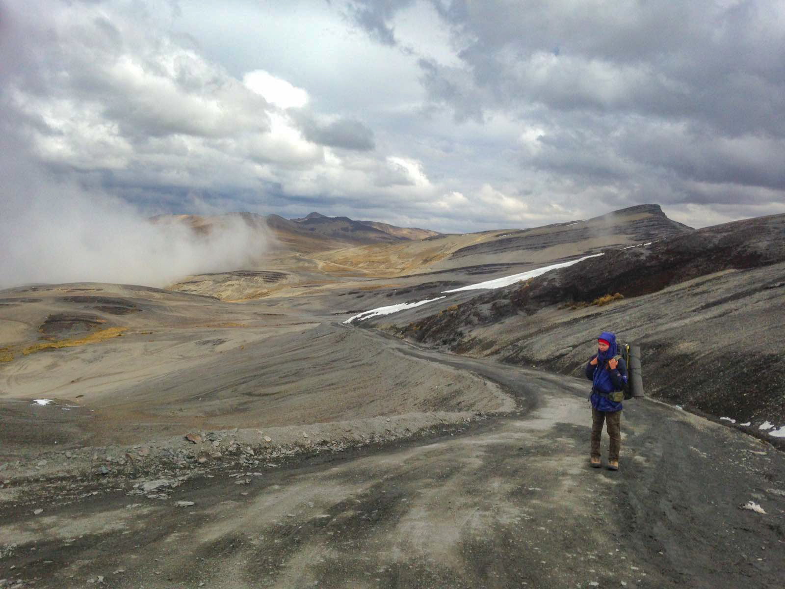 Турист на перевале в Боливии