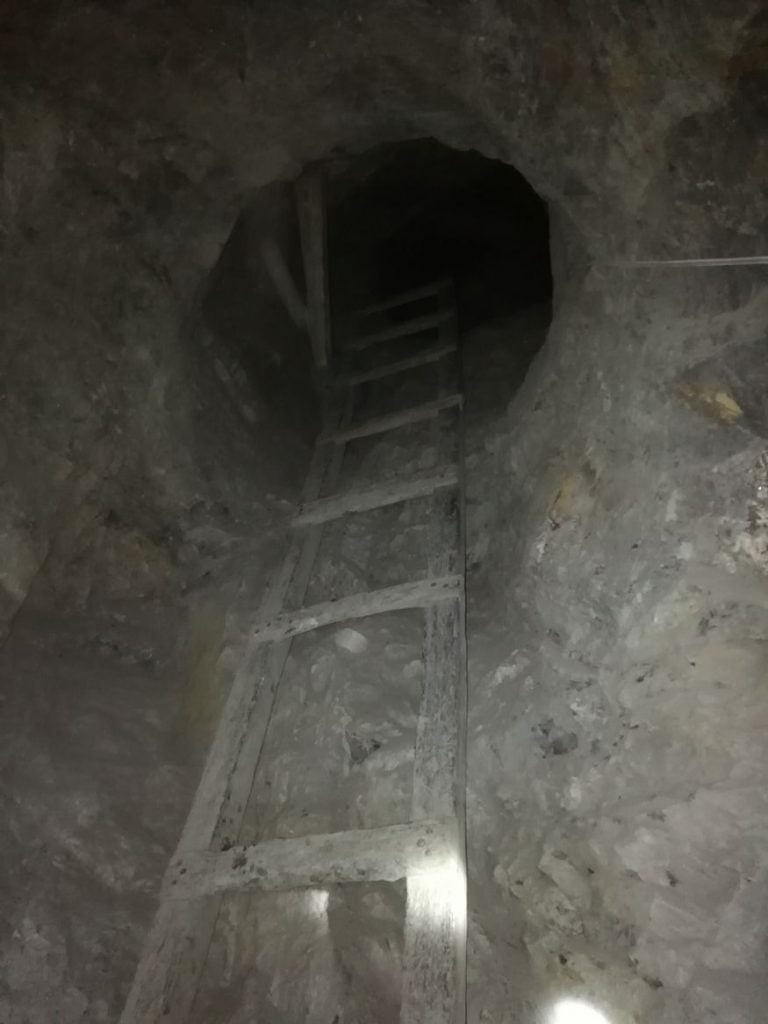 Лестница в подземном тоннеле