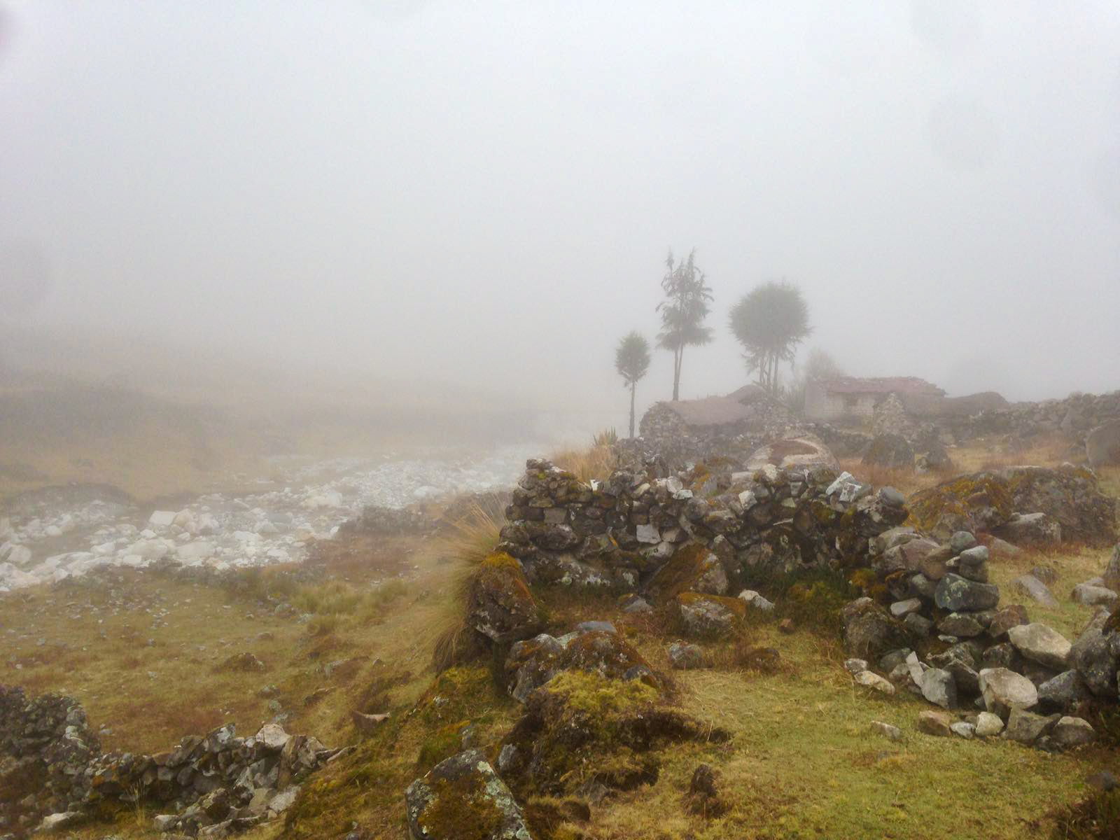 Долина в горах Боливии в тумане
