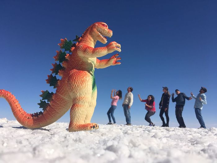 Туристическая фотография с динозавром — солончак Уюни