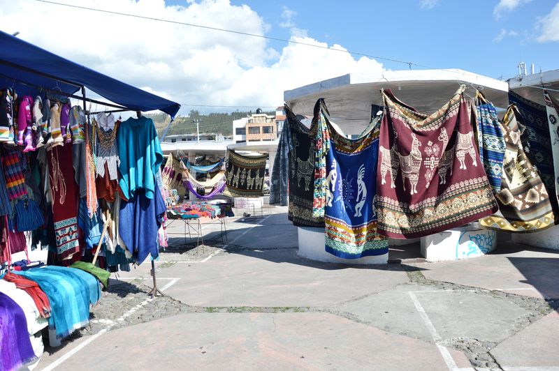 Товары на базаре в Эквадоре