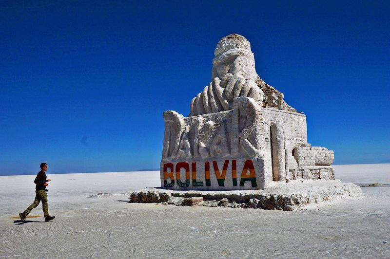Памятник с надписью Боливия