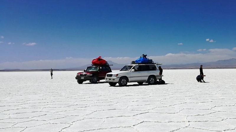 Машины на поверхности высохшего соленого озера