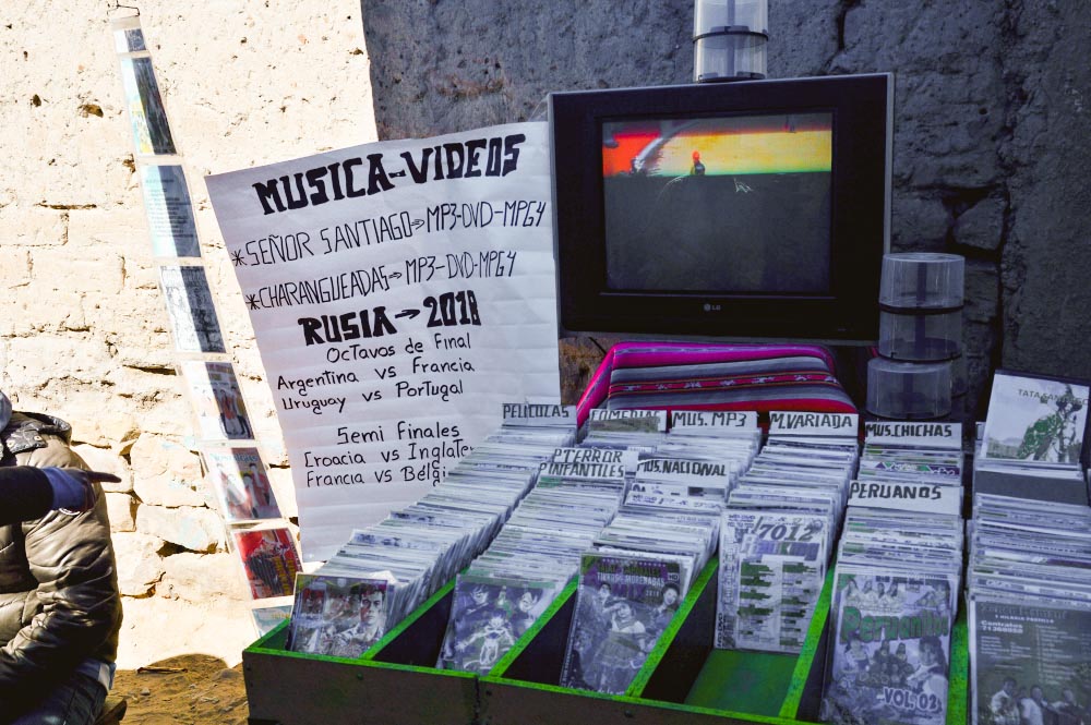 Пиратские диски с музыкой — рынок Тарабуко