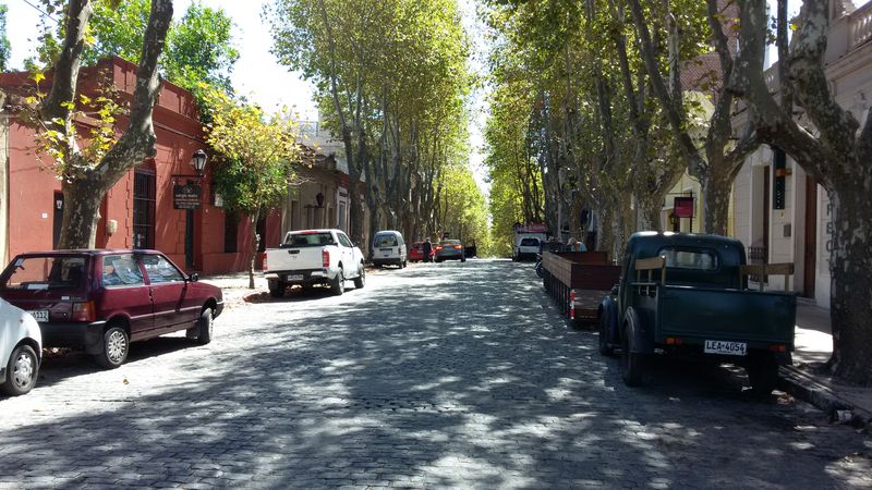 Машины припаркованы на тихой улице