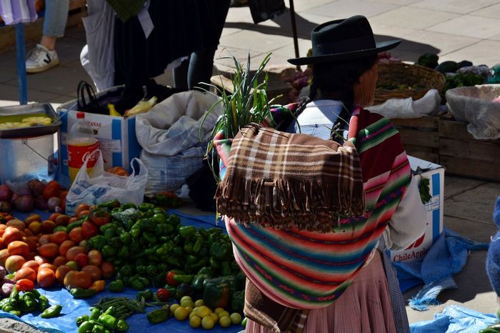 Боливийка в традиционной шляпе и с сумкой 