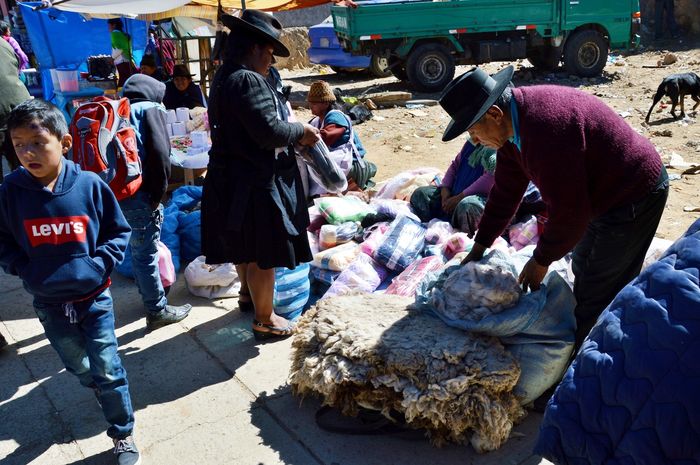 Мужчина продает овечью шкуру на базаре в Тарабуко