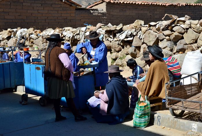 Боливийские женщины готовят обед на рынке