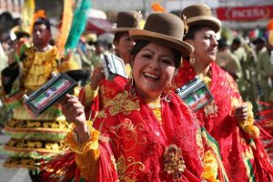 Боливианка в национальном красном костюме