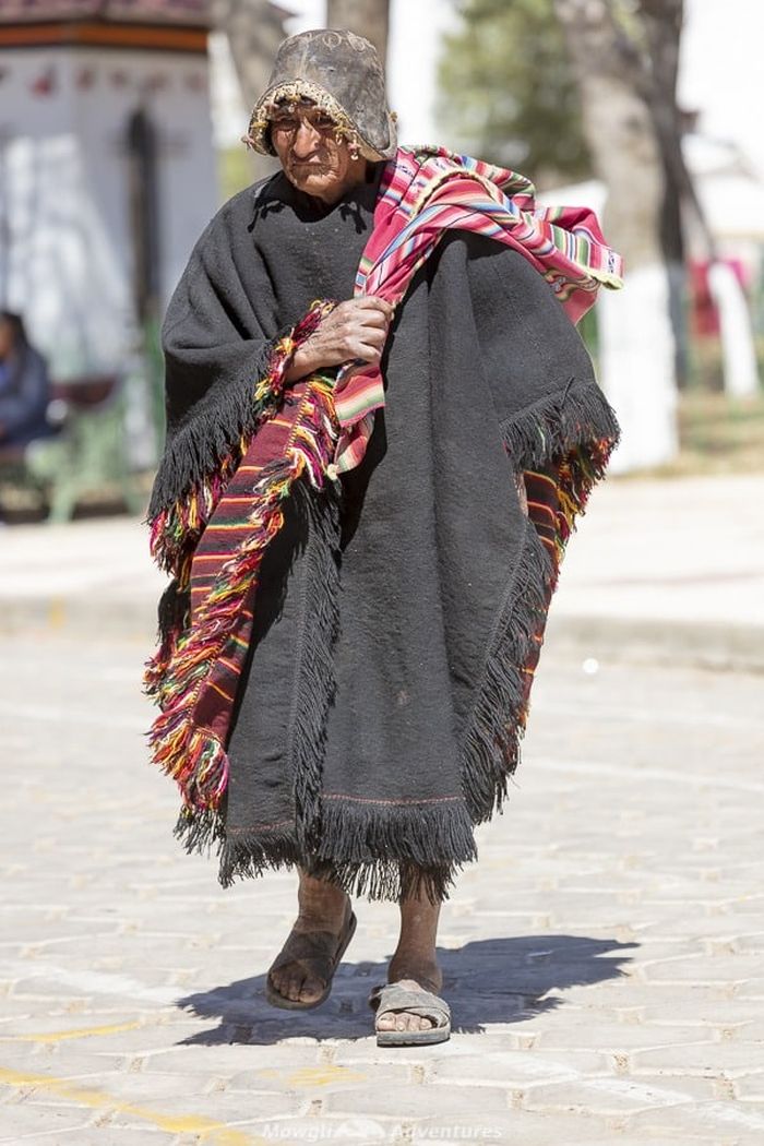 Индеец Боливии в черном пончо с бахромой