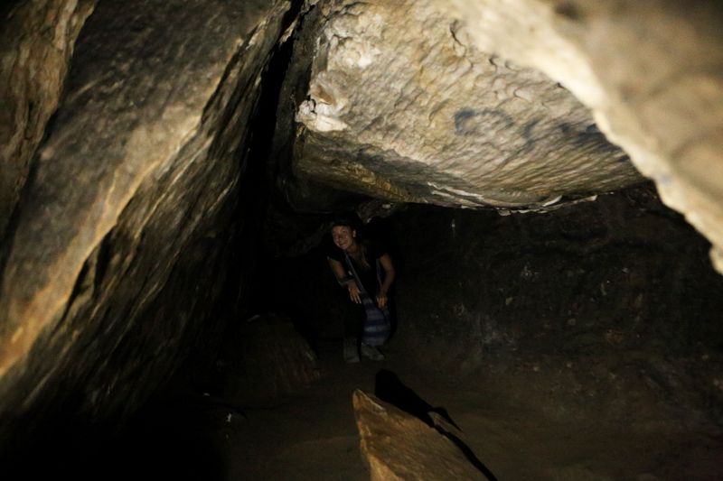 Девушка в подземном тоннеле