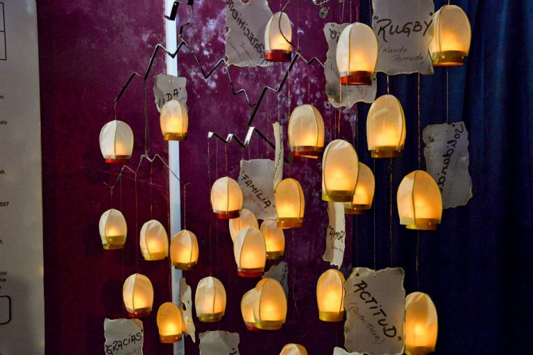 Бумажные фонари в память Чудо в Андах