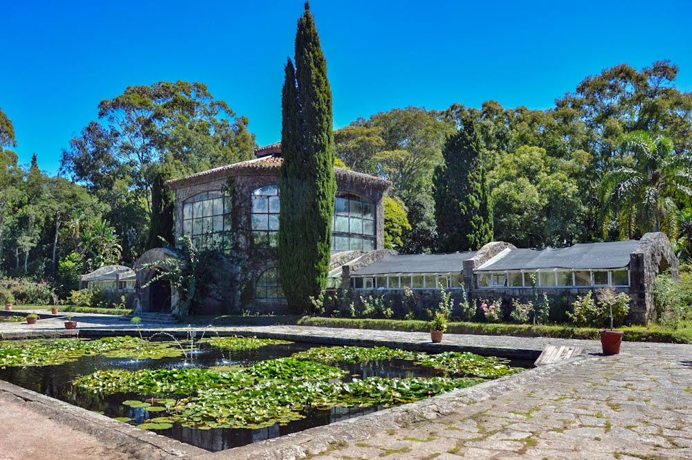 Здание ботанического сада в парке Санта-Тереза в Уругвае