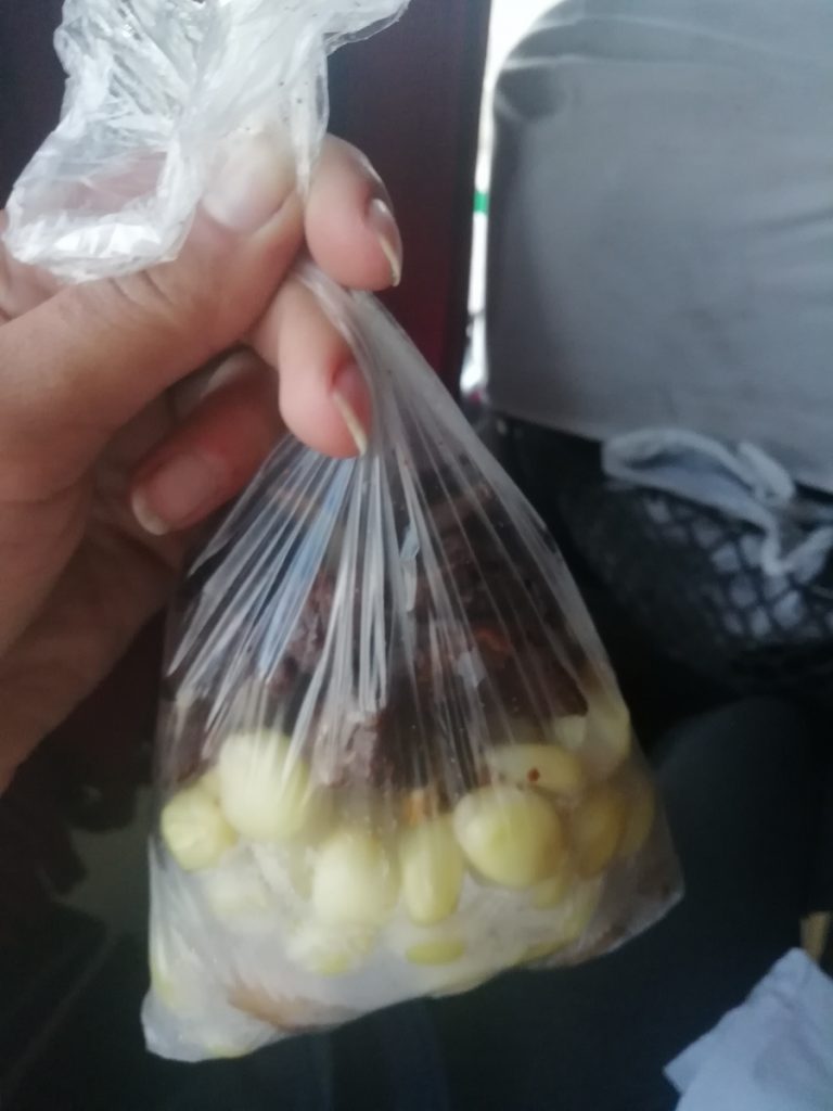 еда в пластиковом пакете на вынос