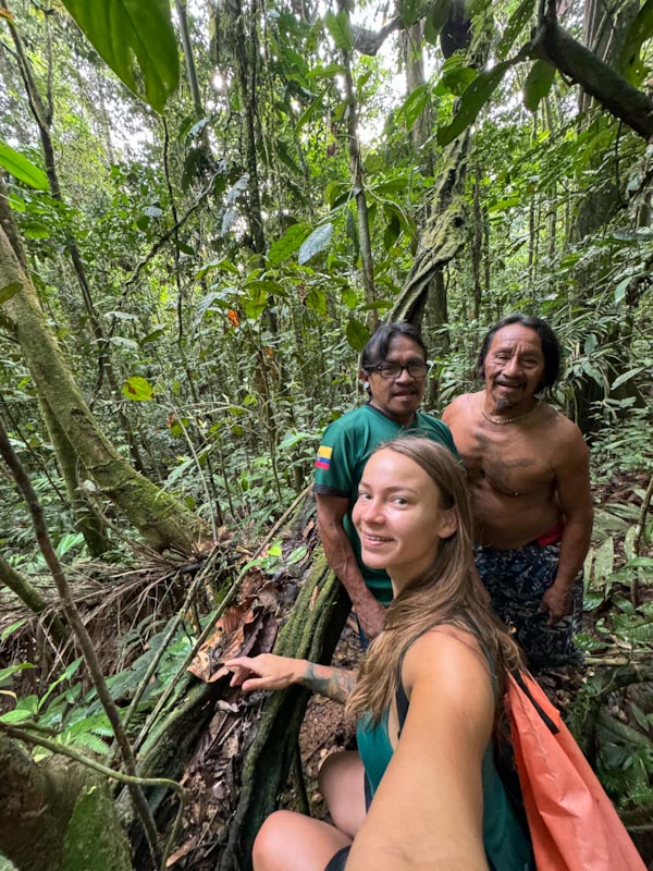 Селфи с аборигенами Амазонки на фоне леса