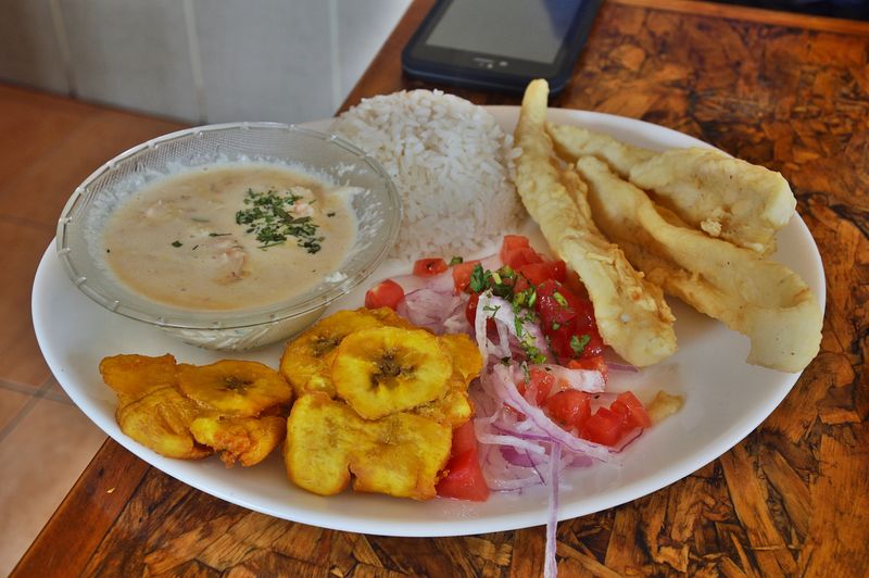 Кухня Эквадора — тарелка с завтраком