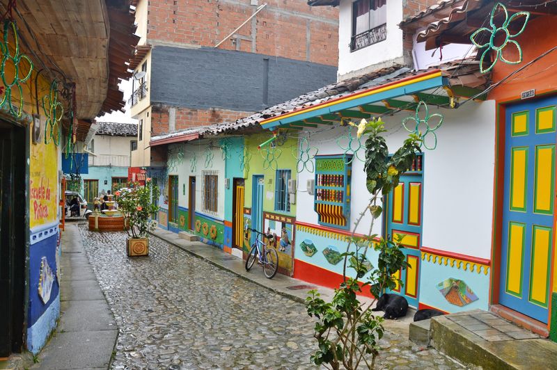 Разноцветные дома в Колумбии