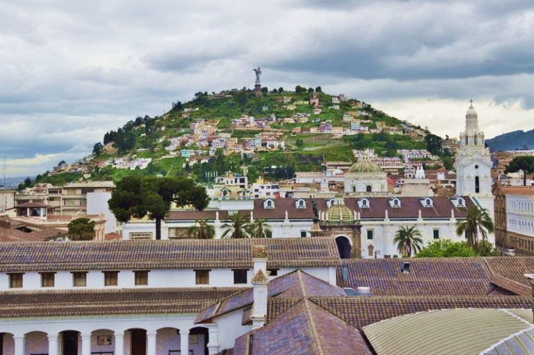 вид на холм с Девой Марией в Кито