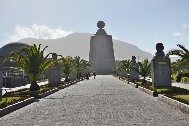 Алеея памятников — линия экватора в Кито
