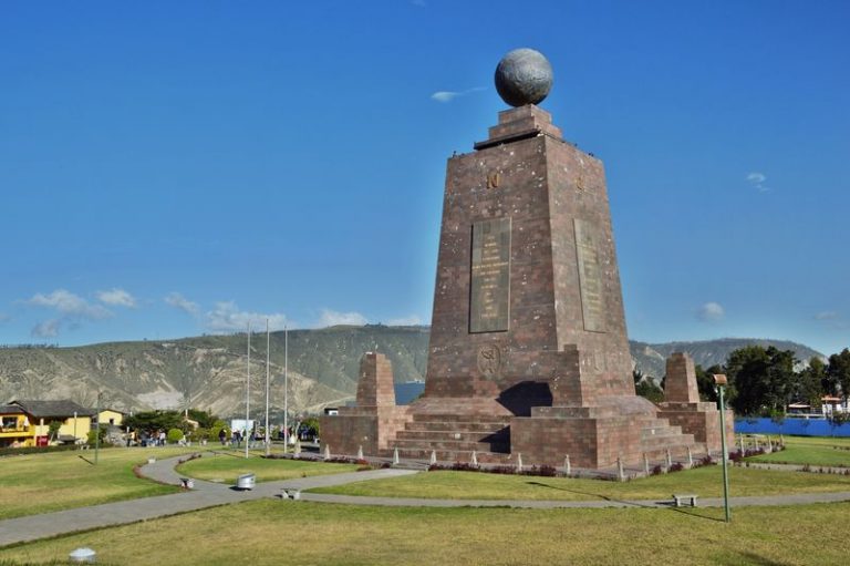 Памятник в музее Линия экватора в Кито