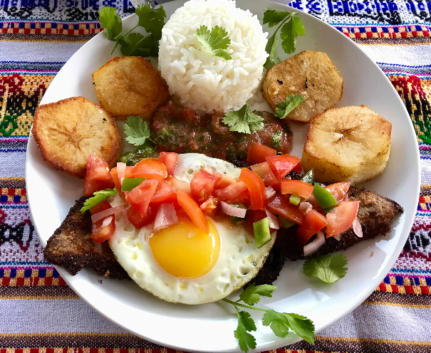 Обед с жареным яйцом— боливийская кухня