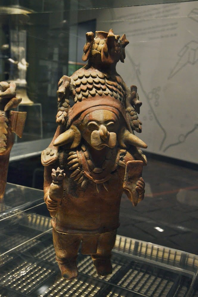 Изделие из керамики в музее Кито