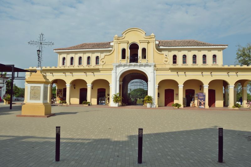 Колониальное здание таможни в городе Момпос
