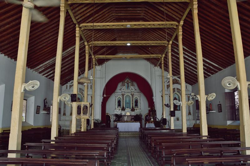 Деревянная церковь с красными стенами — интерьер