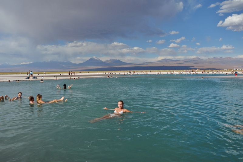 Девушка купается в соленом озере
