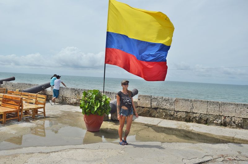 девушка у колумбийского флага