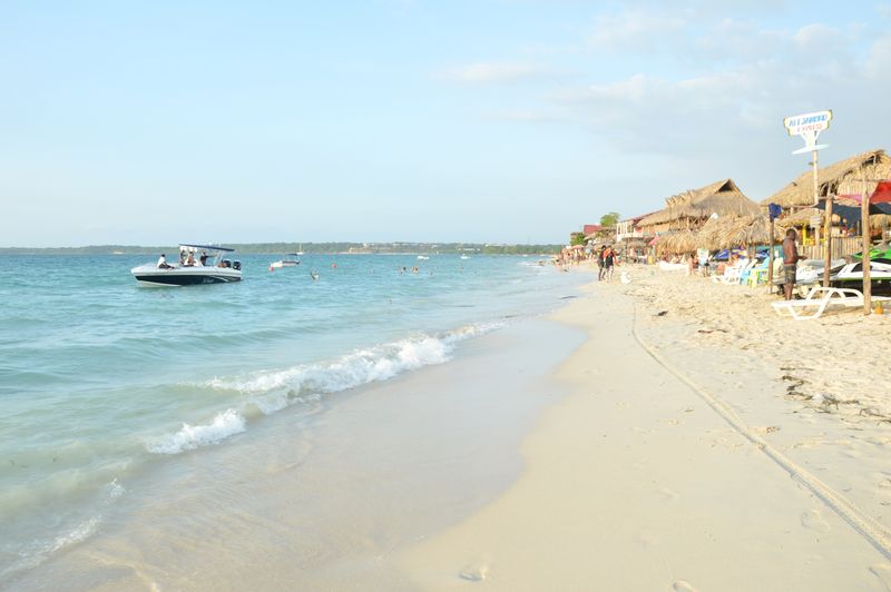 Пляж с белым песком на Карибах