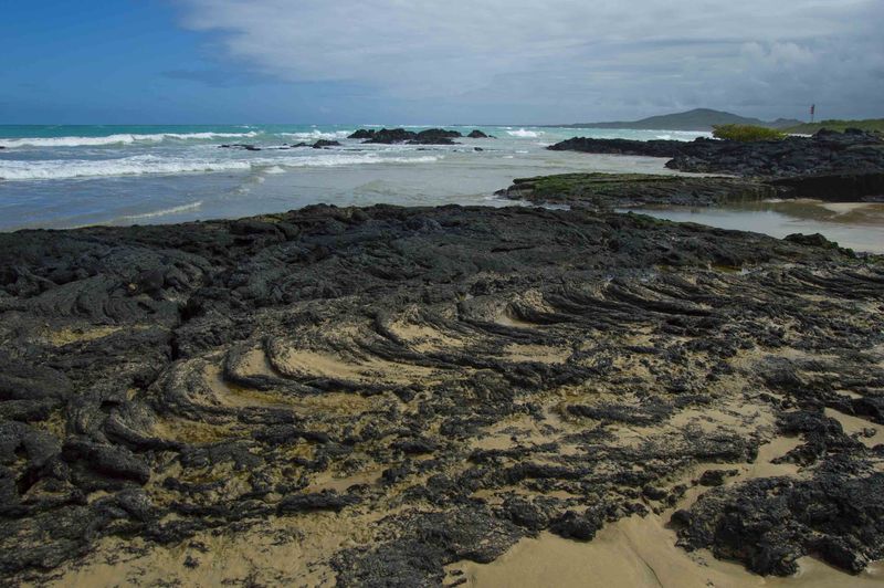 Каменистый пляж Галапагосские острова