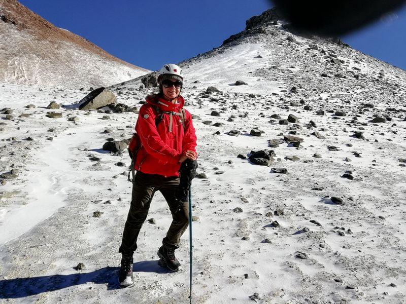 Альпинист на пути на вершину горы