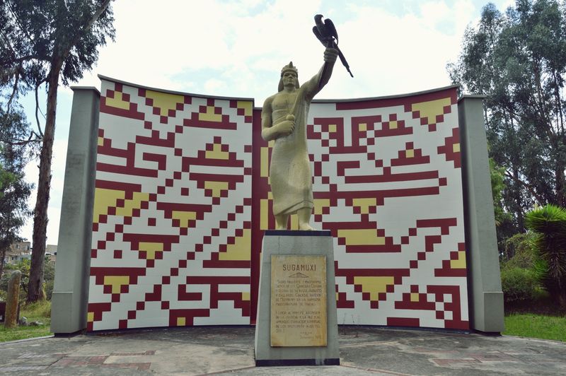 Памятник индейцу в Колумбии