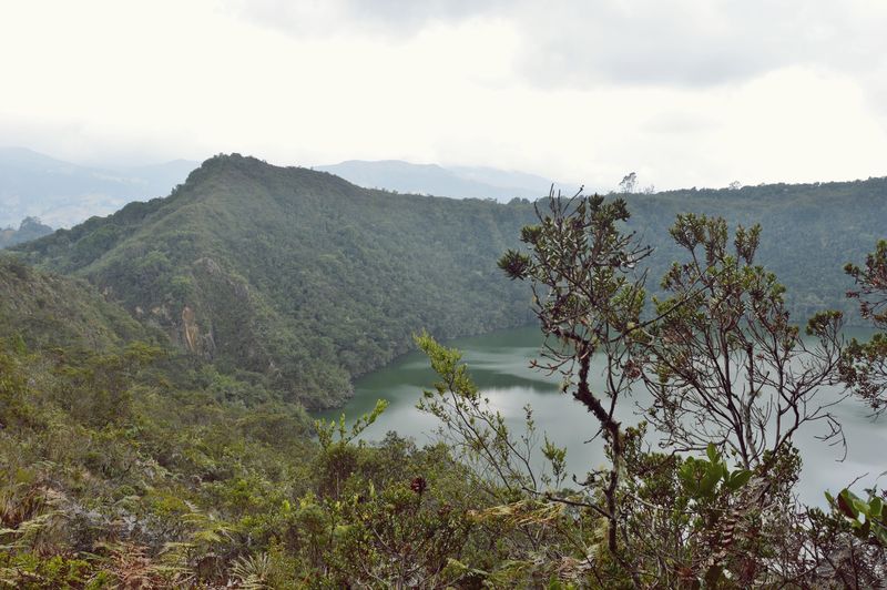 Вид на озеро Гуатавита с пешеходной тропы