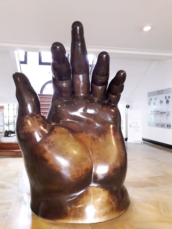 Бронзовая скульптура руки