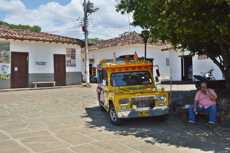 Желтый автомобиль в Колумбии и мужчина рядом