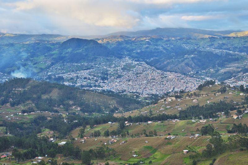 Вид на город Азогес с высоты птичьего полета / View of the Azogues town near Cuenca