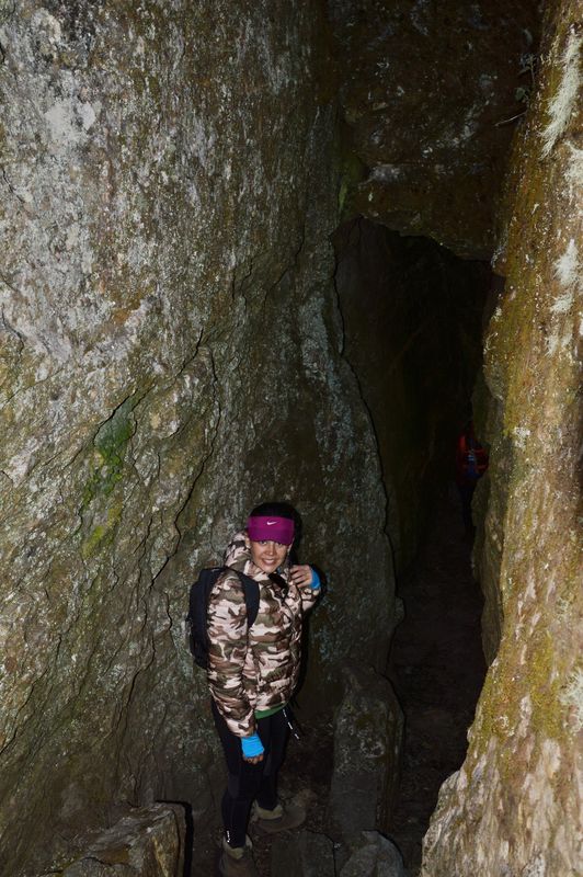 Молодая девушка в пещере