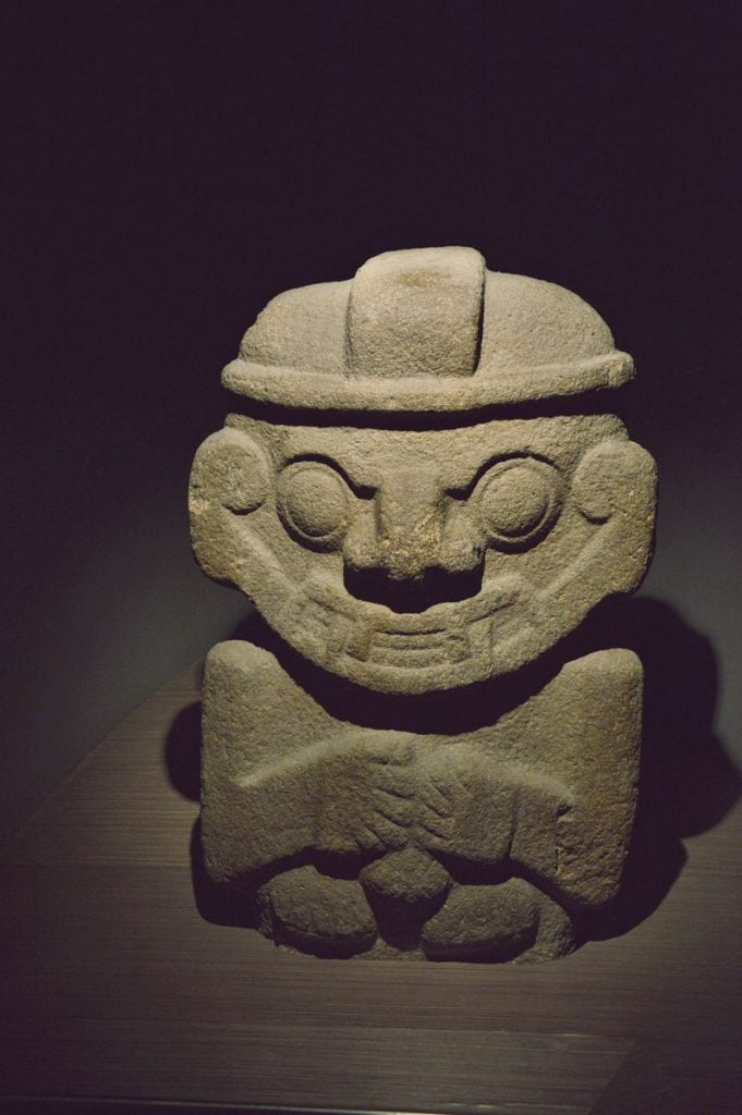 Каменная скульптура — индейца Колумбии