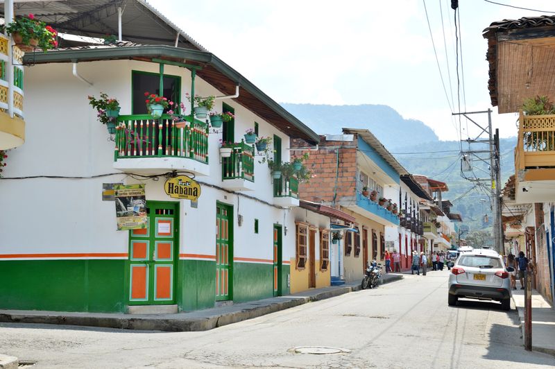 Улица в маленьком городе в Колумбии