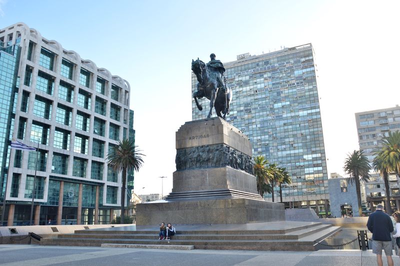 Памятник Артигасу на главной площади в Монтевидео