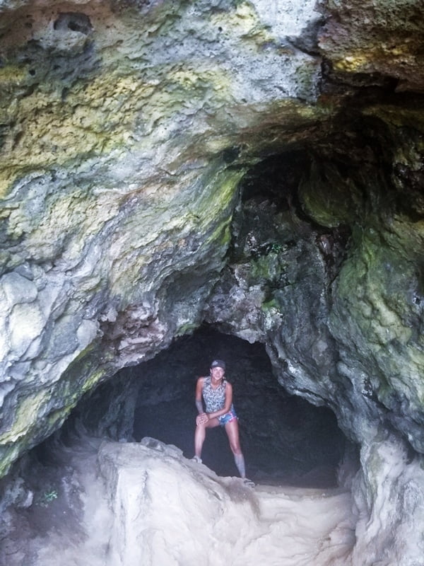 Турист исследует пещеры острова Пасхи