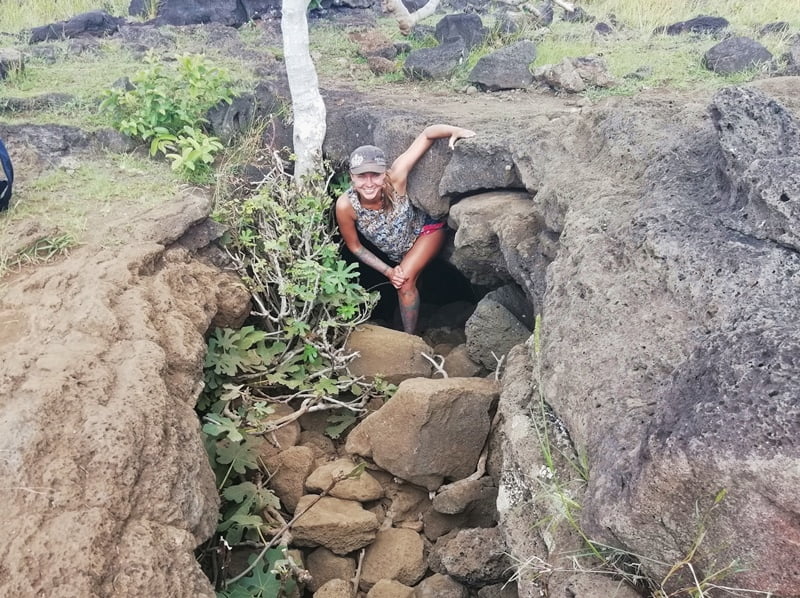 Турист исследует пещеры острова Пасхи