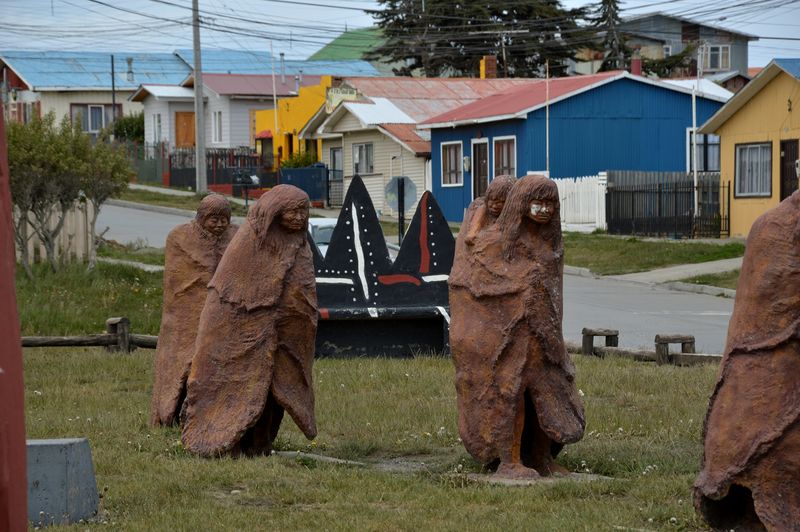 Скульптуры в Порвенир — индейцы Патагонии