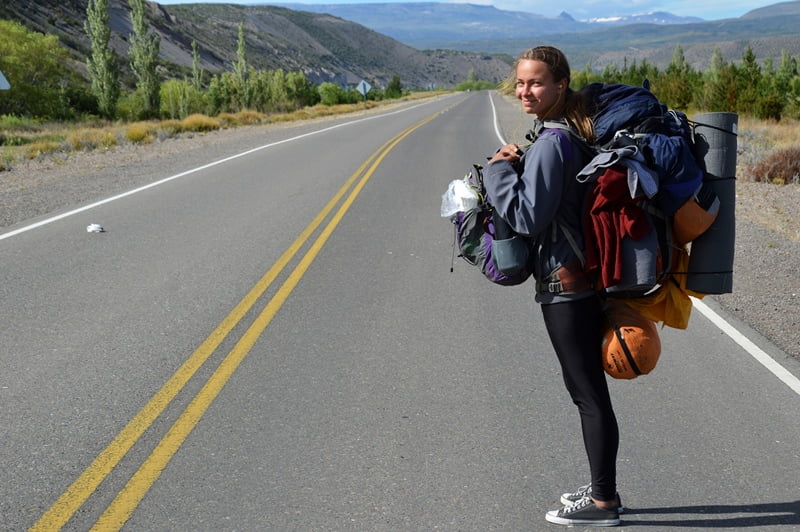 Девушка с двумя рюкзаками едет автостопом по Патагония