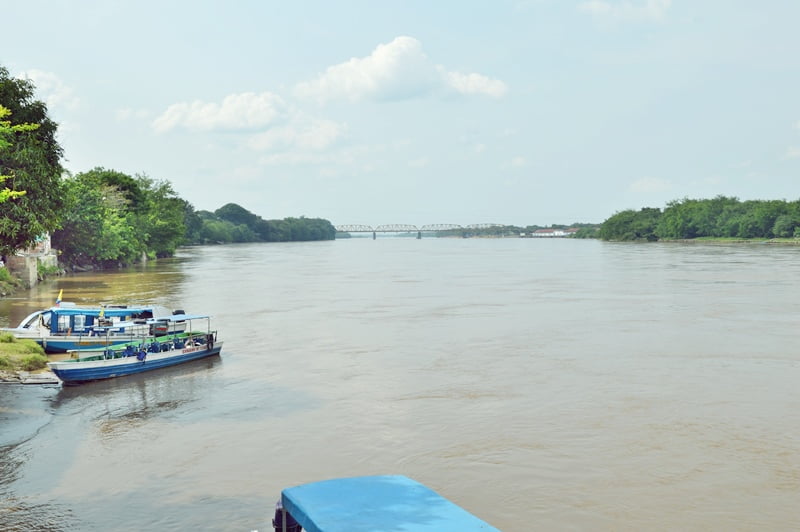 лодки на реке Магдалена — порт Онда в Колумбии