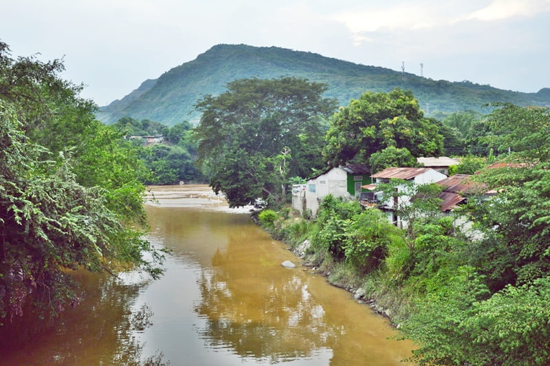 Река протекает мимо домов