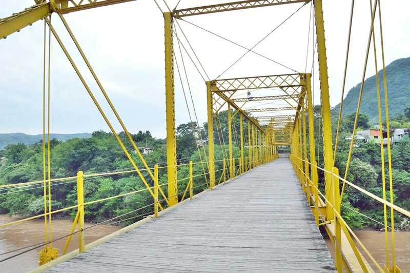Мост желтого цвета